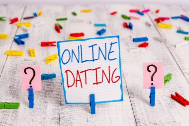 Online Dating gösteren kavramsal el yazısı. Ahşap masaya yerleştirilen ataçlarla Görüntülü Sohbet Crumbling sayfası yla Eşleşen İlişkileri Arama yı gösteren iş fotoğrafı.
