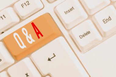 El yazısı metin yazma Q Ve A. Kavramı bir süre veya bir fırsat birisi beyaz arka plan tuşu kopyalama alanı üzerinde boş not kağıdı ile sorulara Beyaz pc klavye yanıtlar anlamına gelir.