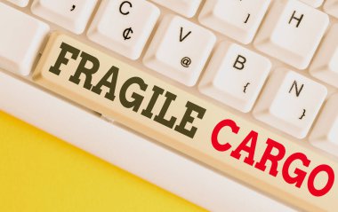 Fragile Cargo'yu gösteren bir metin işareti. Bakım Bubble Wrap Cam Tehlikeli Maddeler Beyaz pc klavye beyaz arka plan tuşu kopyalama alanı üzerinde boş not kağıdı ile Kavramsal fotoğraf Kırılabilir Kolu.