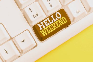 Kelime yazma metni Hello Weekend. Getaway Adventure Friday Pozitiflik Gevşeme Daveti Beyaz pc klavye için iş konsepti beyaz arka plan tuşu kopyalama alanı üzerinde boş not kağıdı ile.