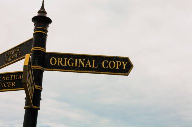 Orijinal Kopya'yı gösteren metin işareti. Kavramsal fotoğraf Ana Script Baskısız Markalı Patentli Master List Arka planda mavi bulutlu gökyüzü ile kavşak ta.
