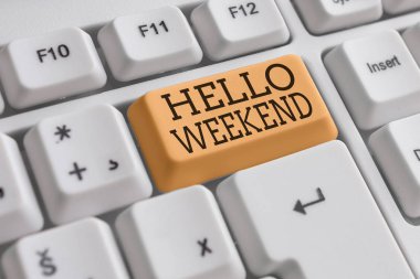 Hello Weekend gösteren kavramsal el yazısı. Beyaz arka plan üzerinde not kağıdı ile İş fotoğraf metin Getaway Macera Cuma Pozitiflik Gevşeme Daveti Beyaz pc klavye.
