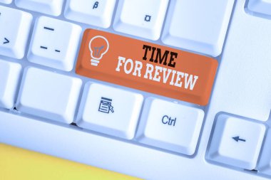 Word yazma metin Zaman İnceleme için. Resmi inceleme beyaz bilgisayar klavyesi beyaz arka plan anahtar kopyalama alanı üzerinde boş not kağıdı ile bir sistem veya durumun gözden geçirilmesi için İş kavramı.