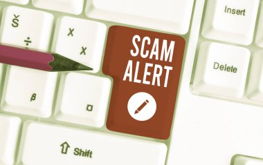 Scam Alert'i gösteren not yazma. Beyaz arka plan üzerinde not kağıdı ile bir pazarlık Beyaz pc klavye umudu iddia istenmeyen e-posta vitrine.