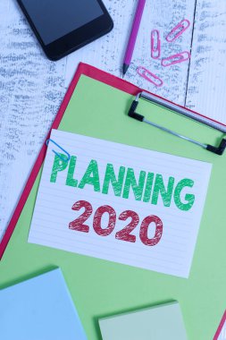 Kelime yazma metin Planlama 2020. Zihin Konumlandırma Uzun vadeli Hedefler Pano levha kalem akıllı telefon not klipleri not defterleri ahşap arka plan sonu ile başlayın.