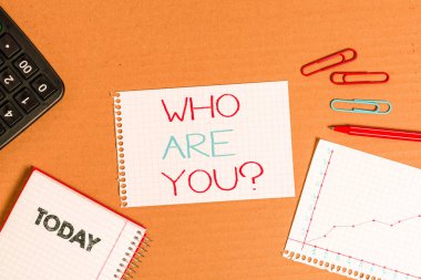 Who Are You question'ı gösteren not yazma. İş fotoğraf gösteren arka plan veya tarih Karton defter ofis çalışma malzemeleri grafik kağıt soran birisi vitrine.