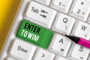 Enter To Win'i gösteren not yazma. İş fotoğraf beyaz arka plan üzerinde not kağıdı ile ödül şans kazanma ödülü Beyaz pc klavye için bir değer alışverişi vitrin.