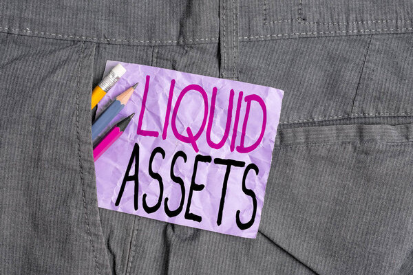 Концептуальный почерк, показывающий ликвидные активы. Денежные средства и банковские балансы Ликвидность рынка Отложенные акции Письменное оборудование и фиолетовая бумага в кармане брюк
.