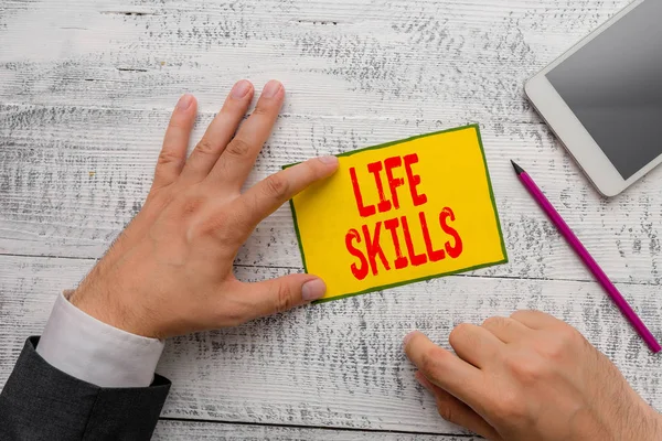 Handschrift tekst schrijven Life Skills. Begrip betekent vaardigheid die nodig is voor volledige deelname aan het dagelijks leven. — Stockfoto