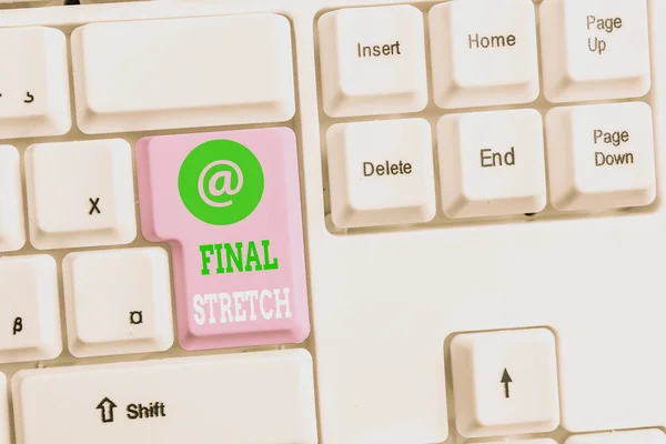 Textschild, das die Zielgerade anzeigt. konzeptionelles Foto letztes Bein Abschluss Runde ultimative Bühne Finale Jahr ender weiße PC-Tastatur mit leerem Notizpapier über weißem Hintergrund Schlüssel Kopierraum. — Stockfoto