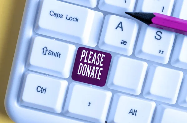 Psaní rukou psaného textu prosím donate. Koncepce znamenající nabídka nabídky poskytnout příspěvek přispívání na dobročinnou klávesnici pro charitu bílá PC klávesnice s prázdným papírovým papírem nad bílou klávesou kopírovat prostor pro kopírování. — Stock fotografie