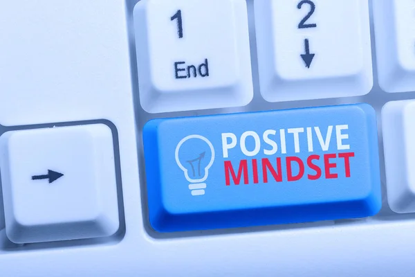 Schrijf notitie met positieve Mindset. Zakelijke fotopresentatie van mentale houding in dewelke u verwacht gunstige resultaten toetsenbord met notitie papier op witte achtergrond sleutel kopiëren ruimte. — Stockfoto