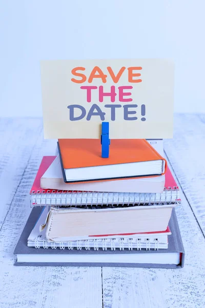 Scrittura concettuale a mano che mostra Save The Date. Foto d'affari testo riserva la data futura di nozze menzionata sul loro calendario pile libri accatastati notebook pin colore promemoria legno bianco . — Foto Stock