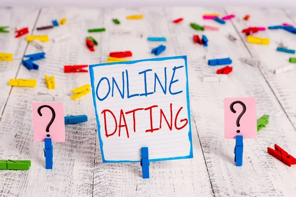 Escrita mão conceitual mostrando Online Dating. Foto de negócios mostrando Procurando Relacionamentos de correspondência eDating Vídeo Chatting Crumbling sheet with paper clips placed on the wooden table . — Fotografia de Stock