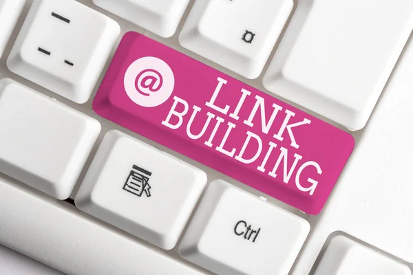 Schrijf notitie met link building. Zakelijke fotopresentatie SEO term Exchange links verwerven hyperlinks geïndexeerd wit PC-toetsenbord met notitie papier boven de witte achtergrond. — Stockfoto