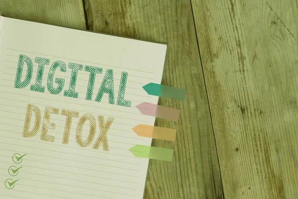 Handgeschreven tekst schrijven digitale detox. Concept betekenis vrij van elektronische apparaten verbreken om opnieuw te verbinden Unplugged gestreepte notitieboek vier gekleurde pijl banners herinnering houten achtergrond. — Stockfoto