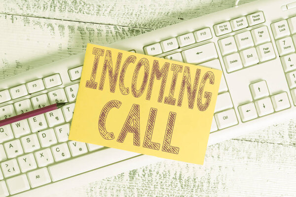 Текстовый знак, показывающий входящий звонок. Концептуальное фото Входящий идентификатор получателя Голосовая почта Голосовая почта Vidcall Белый офис клавиатуры поставляет пустые прямоугольные формы бумаги напоминание дерева
.