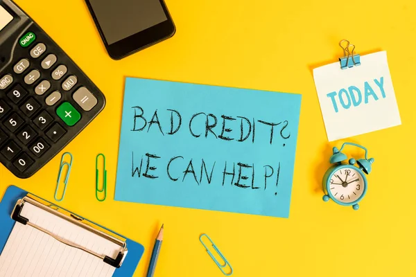 Escribir una nota mostrando Bad Creditquestion We Can Help. Foto de negocios que muestra ofrecen ayuda para obtener un historial de pagos positivo Calculadora de hojas de portapapeles reloj lápiz teléfono inteligente color fondo . — Foto de Stock