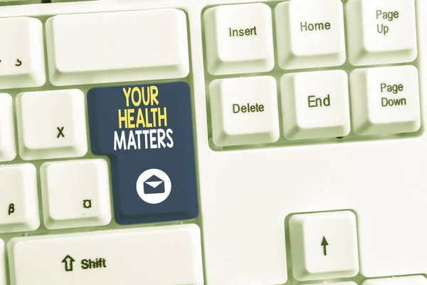 Texto de escrita de palavras Your Health Matters. Conceito de negócio para a boa saúde é mais importante entre outras coisas Teclado de PC branco com papel de nota vazio acima do espaço de cópia de chave de fundo branco . — Fotografia de Stock