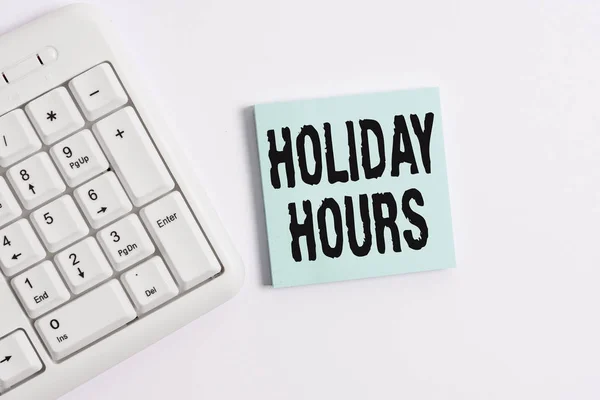 Word pisanie tekstu Holiday Hours. Koncepcja biznesowa dla pracownika otrzymuje dwa razy ich normalne wynagrodzenie za wszystkie godziny klawiatura biała PC z pustym papierze notatki powyżej białego tła. — Zdjęcie stockowe
