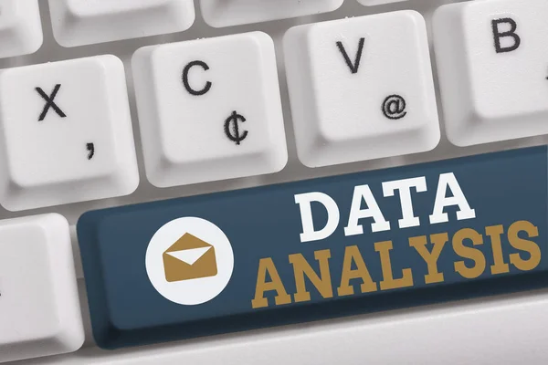 Texto de escritura de palabras Análisis de datos. Concepto de negocio para traducir números a conclusión analítica Pronóstico Teclado blanco para PC con papel de nota vacío sobre el espacio de copia de la tecla de fondo blanco . — Foto de Stock