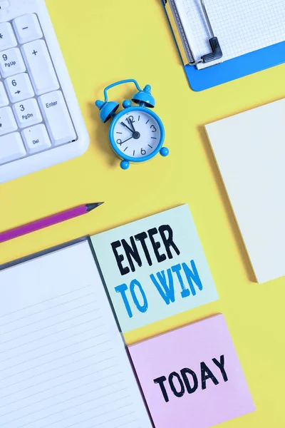 Escritura a mano conceptual que muestra Enter To Win. Texto de foto de negocios intercambiando algo de valor por el premio o la posibilidad de ganar Libro blanco arrugado en el reloj de mesa móvil y teclado de PC . — Foto de Stock