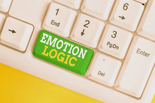 Texto de caligrafia Emotion Logic. Conceito que significa Coração ou Cérebro Alma ou Inteligência Confusão Equal Balance Teclado pc branco com papel de nota vazio acima do espaço de cópia da chave de fundo branco . — Fotografia de Stock