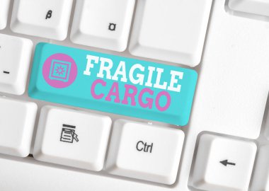 Fragile Cargo'yu gösteren bir not yazıyorum. Bakım Bubble Wrap Cam Tehlikeli Maddeler Beyaz pc klavye ile Kırılabilir Kolu vitrinbeyaz arka plan üzerinde not kağıdı ile.