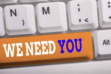 Word yazma metni Size İhtiyacımız Var. Beyaz arka plan anahtar kopyalama alanı üzerinde boş not kağıdı ile atama görev veya yükümlülük Beyaz pc klavye ihtiyaçlarını karşılamak için iş kavramı.