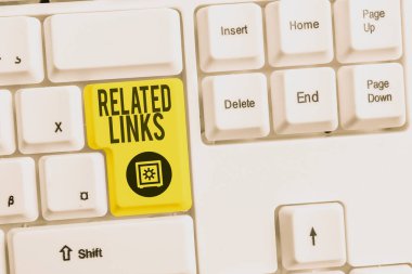 El yazısı metin İlgili Linkler. Kavram anlamı Web sitesi içinde bir Web sitesi Çapraz referans Hotlinks Köprüler Beyaz pc klavye beyaz arka plan anahtar kopyalama alanı üzerinde boş not kağıdı ile.