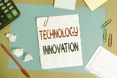 Teknoloji İnovasyonu'ni gösteren metin işareti. Kavramsal fotoğraf ürünlerin önemli teknolojik değişiklikler Çizgili karton defter karton ofis çalışma malzemeleri grafik kağıt.