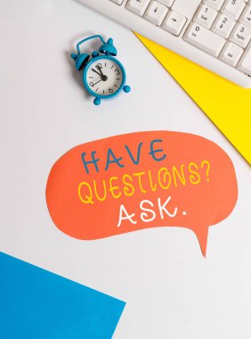 El yazısı metin yazma Soru Soru sor. Kavram bir şey demek söylemek veya yazmak bir gösteren Düz kabarcık kağıt saat ve ataş üzerinde kopya alanı ile yatıyordu sormak.