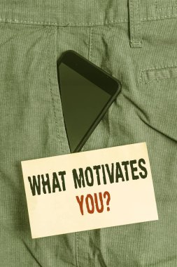 Kelime yazma metni Ne Motive Youquestion. Resmi iş pantolonu ön cebinde içinde her sabah akıllı telefon cihazı uyanmak istiyorum nedenbilmek nedenleri için İş kavramı not kağıdı yakınında.