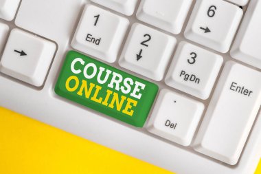 El yazısı metin Ders Online. Kavram anlamı elearning Elektronik Eğitim Uzaktan Çalışma Dijital Sınıf Beyaz pc klavye beyaz arka plan anahtar kopyalama alanı üzerinde boş not kağıdı ile.