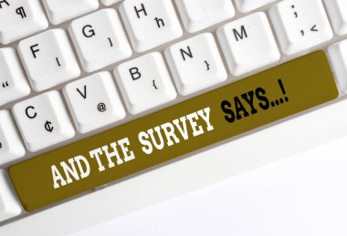 El yazısı metin yazma Ve Anket diyor. Kavram anlamı kısa sınav veya sınav internet üzerinde yazılı sözlü sonuçlar Beyaz pc klavye beyaz arka plan anahtar kopyalama alanı üzerinde boş not kağıdı ile.