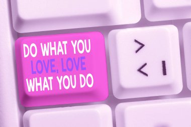El yazısı metin yazma Do What You Love What You Do You Do. Kavram anlamı Hayallerinizi ya da tutkularınızı yaşamda takip edin Beyaz pc klavyebeyaz arka plan tuş kopyalama alanı üzerinde boş not kağıdı ile.
