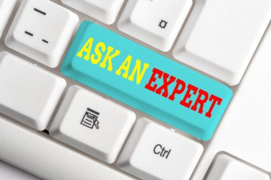 Uzmana Sorun'u gösteren metin işareti. Kavramsal fotoğraf beyaz arka plan tuşu kopyalama alanı üzerinde boş not kağıdı ile bir şey veya bilgili Beyaz pc klavye hakkında beceri ye danışın.