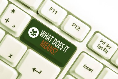 Soru Ne Anlama Geldiğini gösteren kavramsal el yazısı. İş fotoğraf metin bir şey dedi ve beyaz arka plan üzerinde not kağıdı ile Beyaz pc klavye anlamıyorum anlam soran.