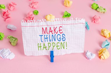 Make Things Happen gösteren kavramsal el yazısı. İş fotoğraf vitrine bunu elde etmek için zor çaba lar yapmak zorunda kalacak Renkli buruşturulmuş kağıtları boş hatırlatma pembe zemin clothespin.