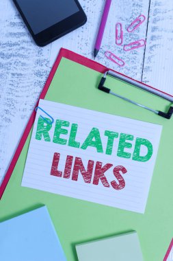 Kelime yazma metni İlgili Linkler. Bir Web sayfası Cross referans Hotlinks Köprüler Köprüler Köprü levha kalem akıllı telefon not klipleri not defterleri ahşap arka plan içinde Web sitesi için İş konsepti.