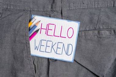 El yazısı metin Merhaba Weekend. Kavram anlamı Getaway Adventure Friday Pozitiflik Gevşeme Davetiye yazma ekipmanları ve erkek iş pantolonu cebinde beyaz not kağıt.
