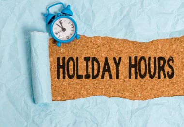 Holiday Hours 'un el yazısı. Konsept, çalışanların her saat için normal ücretlerinin iki katını almaları anlamına gelir..
