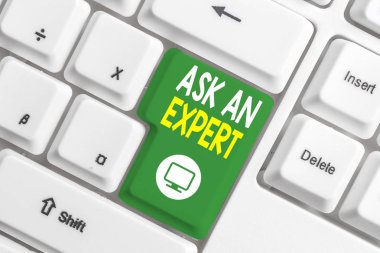 Uzmana Sorun'u gösteren metin işareti. Kavramsal fotoğraf beyaz arka plan tuşu kopyalama alanı üzerinde boş not kağıdı ile bir şey veya bilgili Beyaz pc klavye hakkında beceri ye danışın.