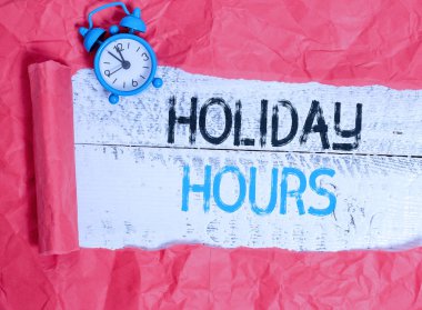 Holiday Hours 'u gösteren bir not yazıyorum. İş fotoğrafçıları saatlerce normal ücretlerinin iki katını alıyor..