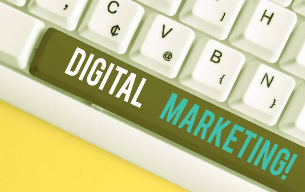 Texto de escritura Digital Marketing. Concepto que significa productos o servicios de mercado que utilizan tecnologías en Internet Teclado blanco para PC con papel de nota vacío sobre espacio de copia de clave de fondo blanco . — Foto de Stock