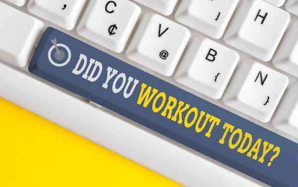 Escrita à mão escrita de texto Did You Workout Today. Conceito que significa perguntar se fez exercício físico da sessão Teclado branco do PC com papel de nota vazio acima do espaço de cópia da chave de fundo branco . — Fotografia de Stock