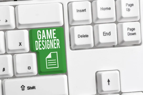 게임 디자이너를 보여주는 개념적 손 쓰기. 캠페인 픽셀 스크립팅 프로그래머 콘솔 3D 그래픽 화이트 PC 키보드 흰색 배경 위에 메모 종이를 보여주는 비즈니스 사진. — 스톡 사진