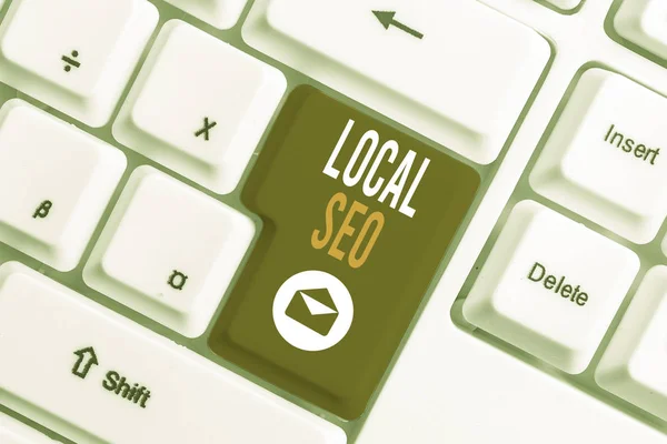 Escritura a mano conceptual que muestra Local Seo. Texto de la foto de negocios ayuda a las empresas a promover productos y servicios a los clientes locales Teclado de PC blanco con papel de nota sobre el fondo blanco . — Foto de Stock