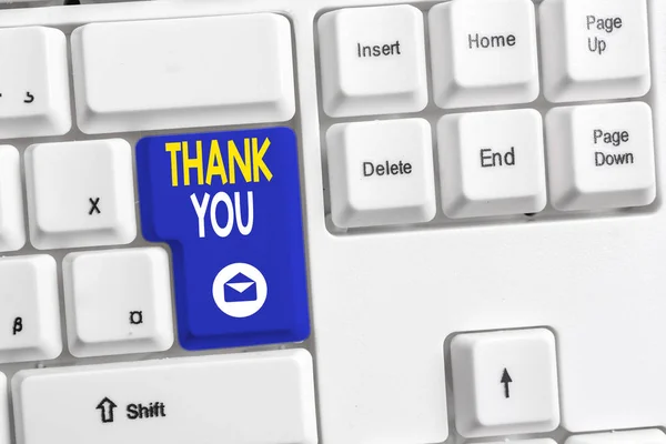 Word writing text thank you. Geschäftskonzept für einen höflichen Ausdruck, der bei der Anerkennung eines Geschenks oder einer Dienstleistung verwendet wird, weiße PC-Tastatur mit leerem Notizpapier über weißem Hintergrund. — Stockfoto