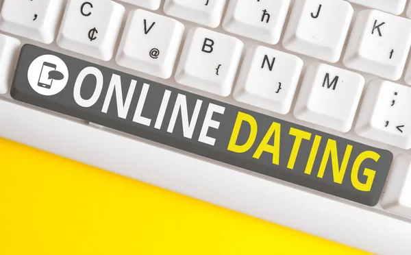 Konzeptionelle Handschrift, die Online-Dating zeigt. Foto-Text-Suche nach passenden Beziehungen für Videochats weiße PC-Tastatur mit Notizpapier über weißem Hintergrund. — Stockfoto